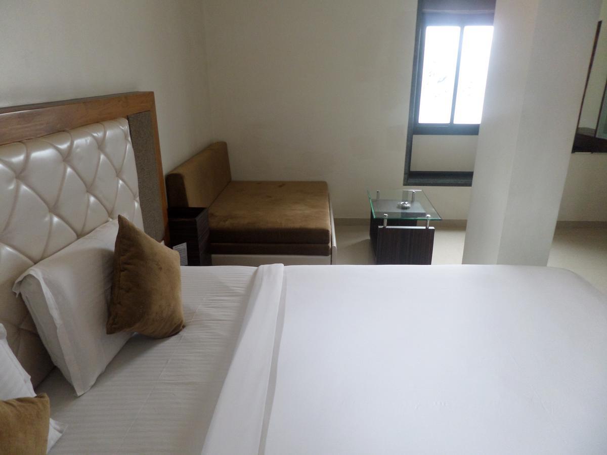 Hotel Raj Palace Ahmednagar Bagian luar foto