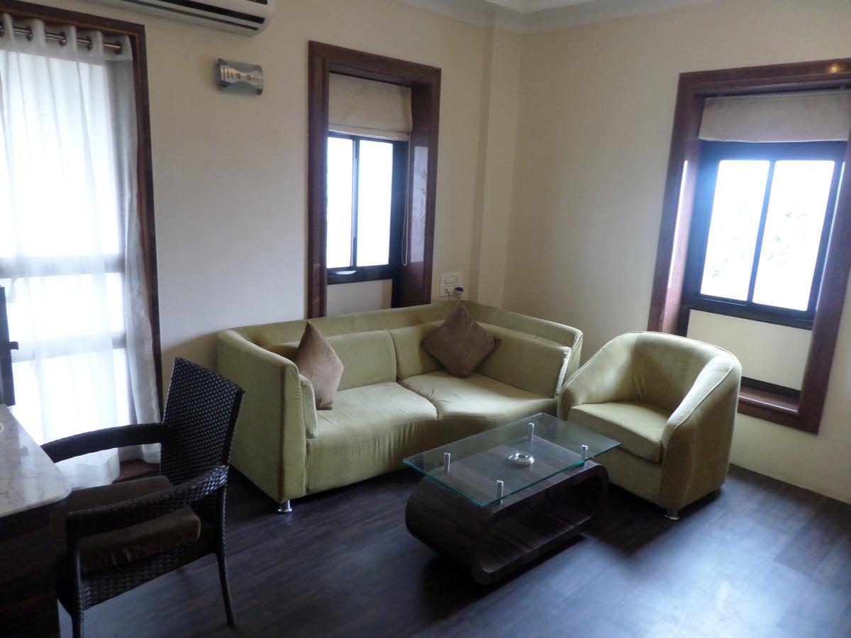 Hotel Raj Palace Ahmednagar Bagian luar foto
