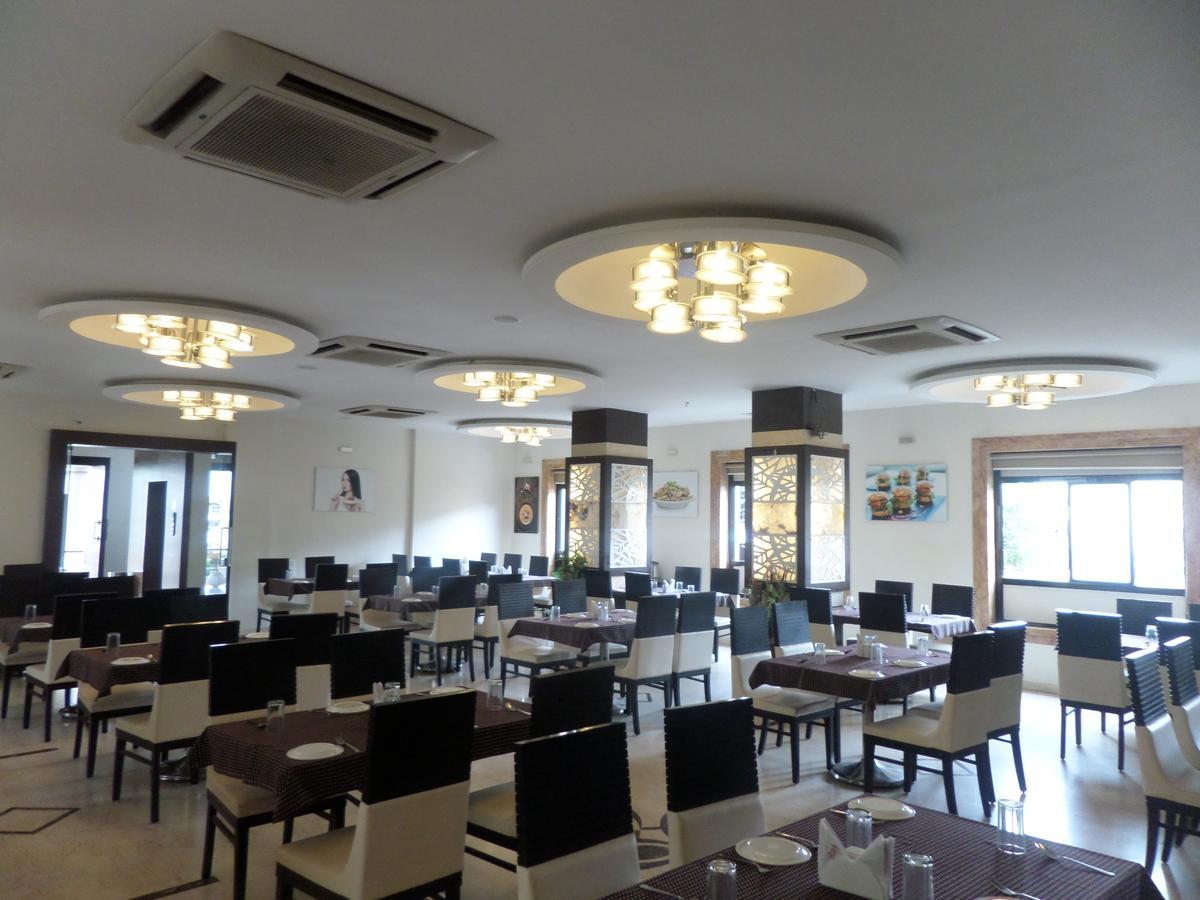 Hotel Raj Palace Ahmednagar Bagian luar foto
