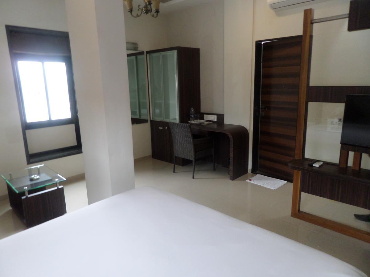 Hotel Raj Palace Ahmednagar Bagian luar foto