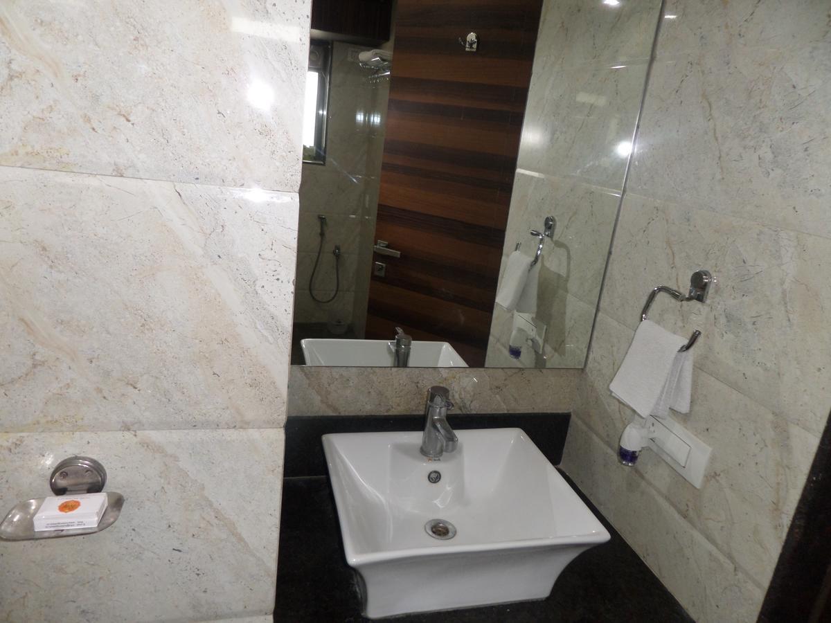 Hotel Raj Palace Ahmednagar Bagian luar foto