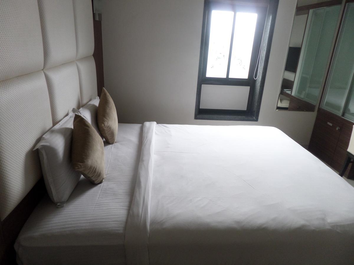 Hotel Raj Palace Ahmednagar Bagian luar foto
