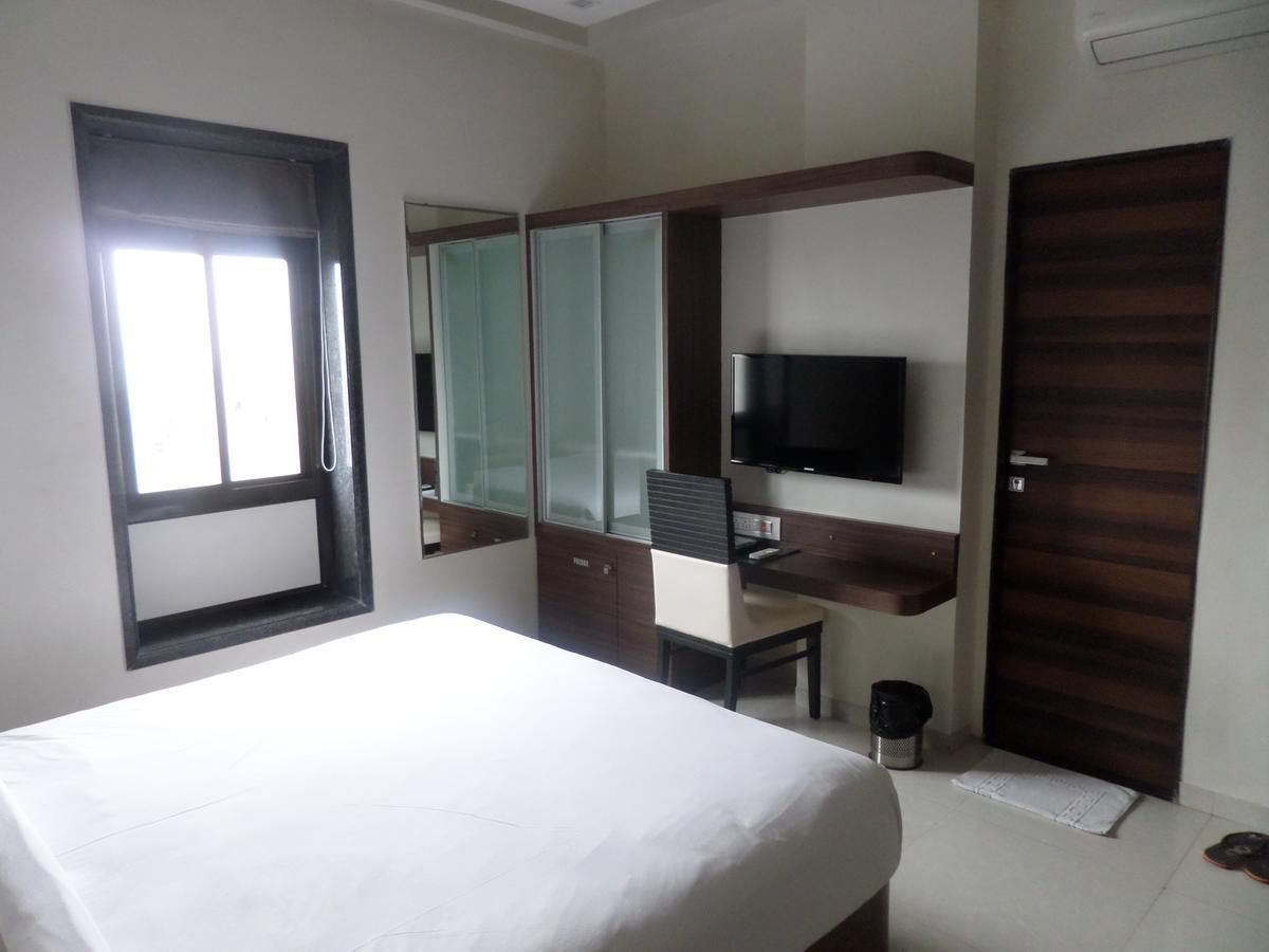Hotel Raj Palace Ahmednagar Bagian luar foto