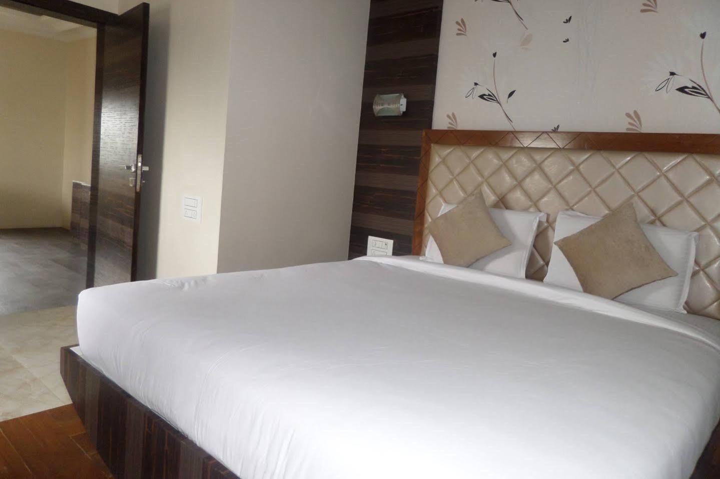 Hotel Raj Palace Ahmednagar Bagian luar foto