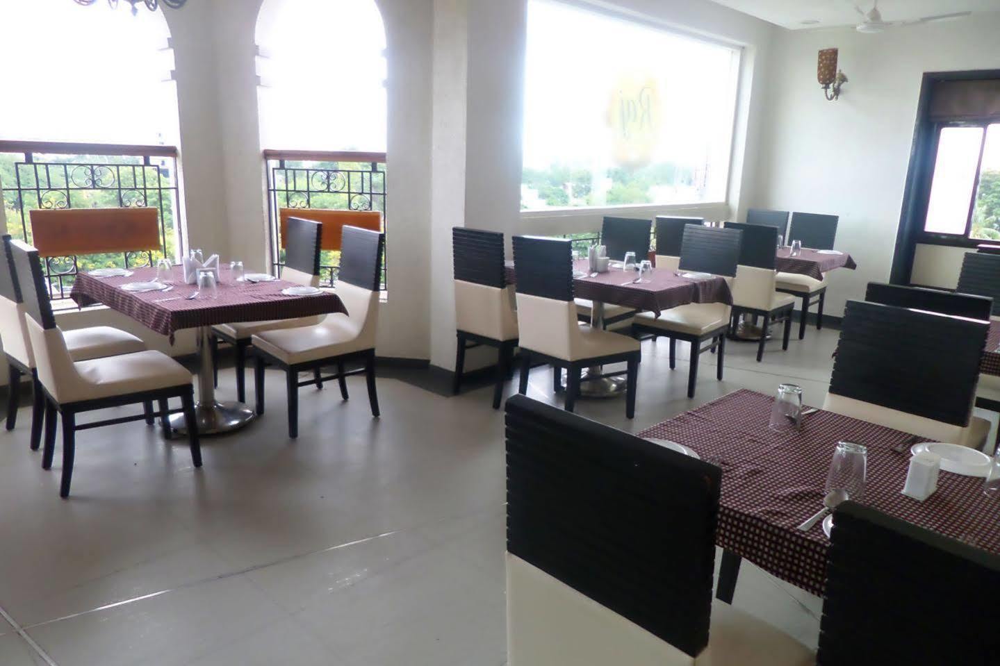 Hotel Raj Palace Ahmednagar Bagian luar foto
