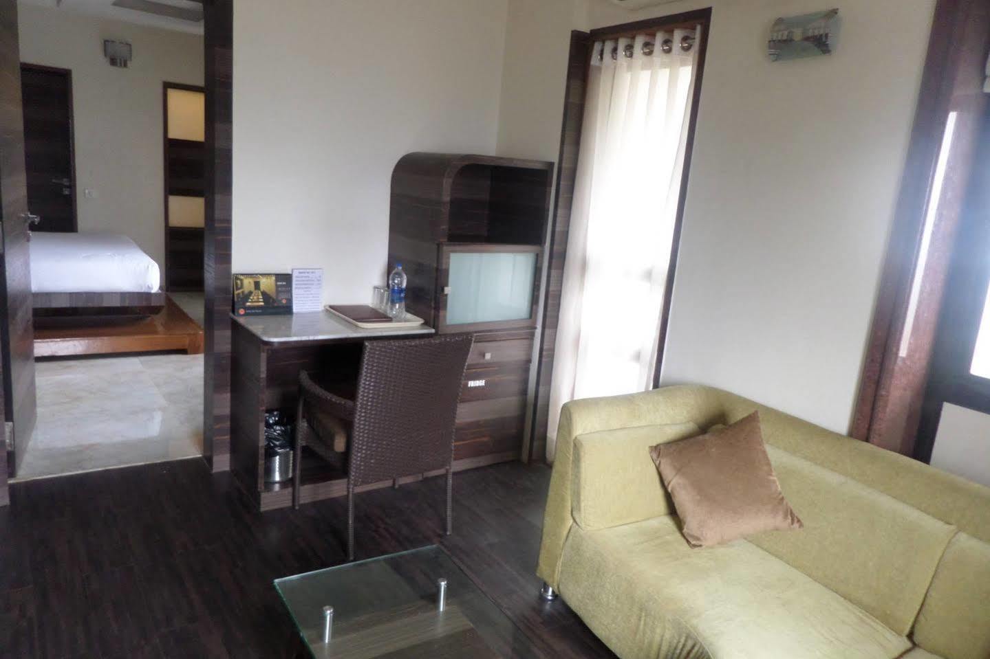 Hotel Raj Palace Ahmednagar Bagian luar foto