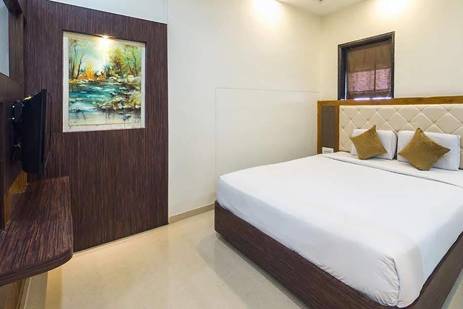 Hotel Raj Palace Ahmednagar Bagian luar foto