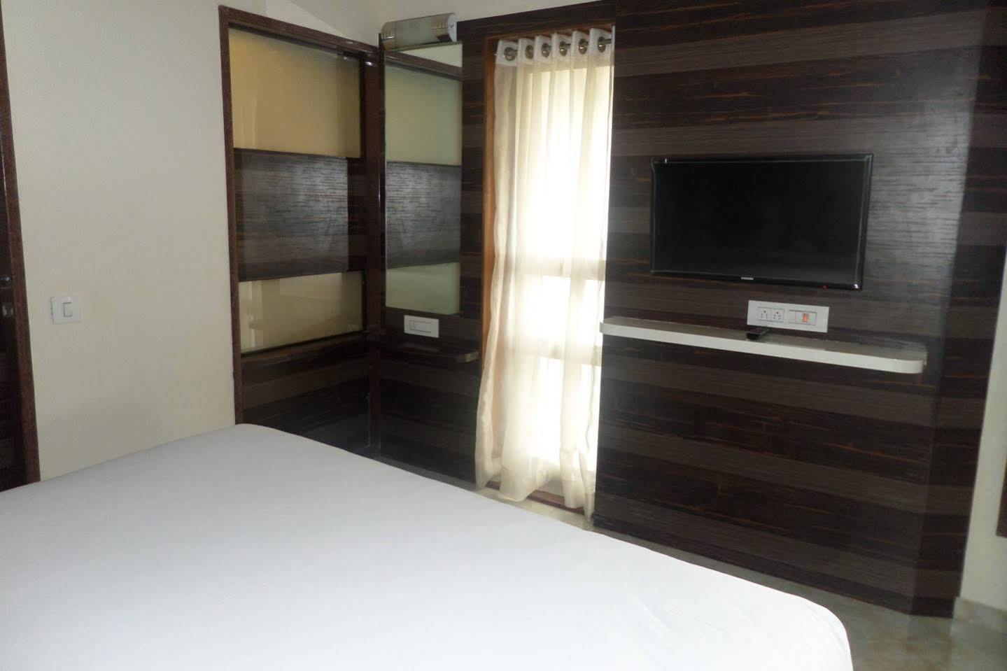 Hotel Raj Palace Ahmednagar Bagian luar foto