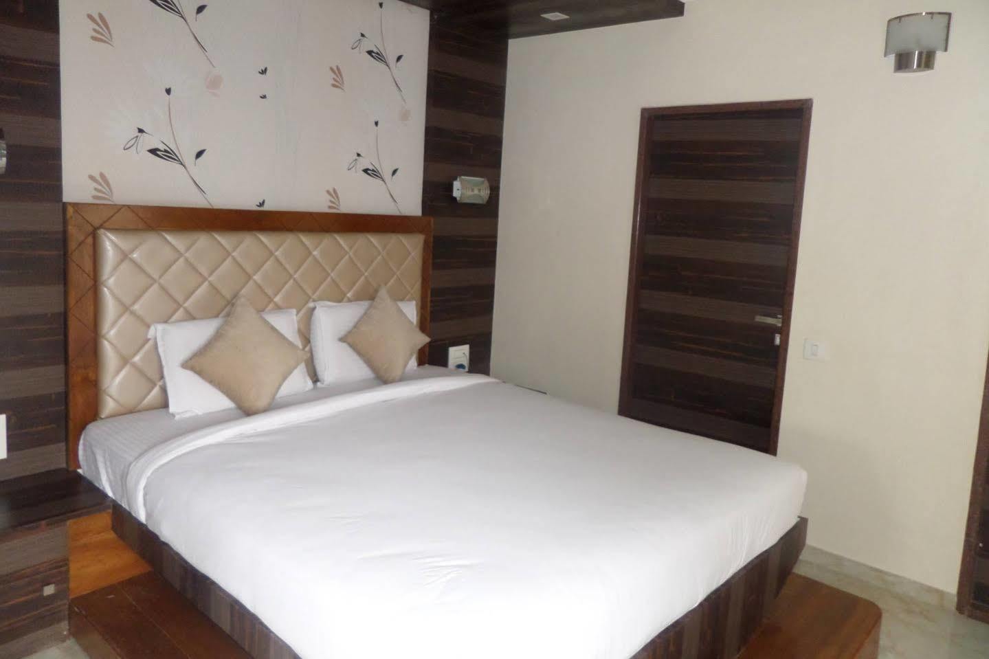 Hotel Raj Palace Ahmednagar Bagian luar foto